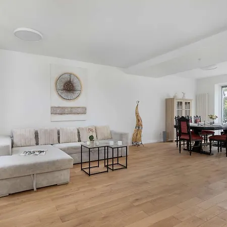 A Unique House With A Terrace And Garden In Cracow For 8 People By Renters קרקוב