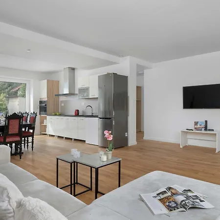 A Unique House With A Terrace And Garden In Cracow For 8 People By Renters בית נופש קרקוב