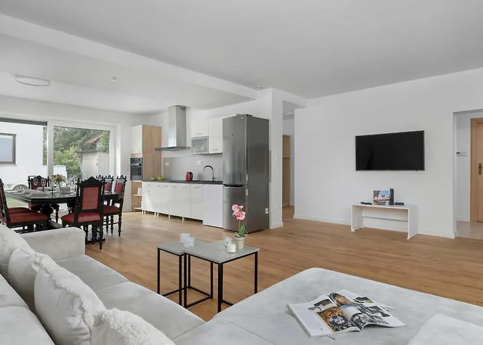 A Unique House With A Terrace And Garden In Cracow For 8 People By Renters בית נופש קרקוב