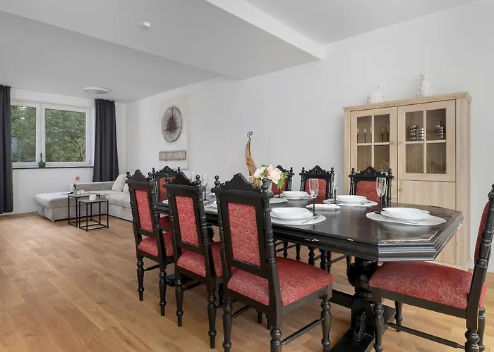 A Unique House With A Terrace And Garden In Cracow For 8 People By Renters בית נופש קרקוב