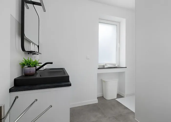 A Unique House With A Terrace And Garden In Cracow For 8 People By Renters בית נופש *