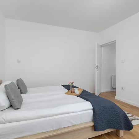 A Unique House With A Terrace And Garden In Cracow For 8 People By Renters Krasków